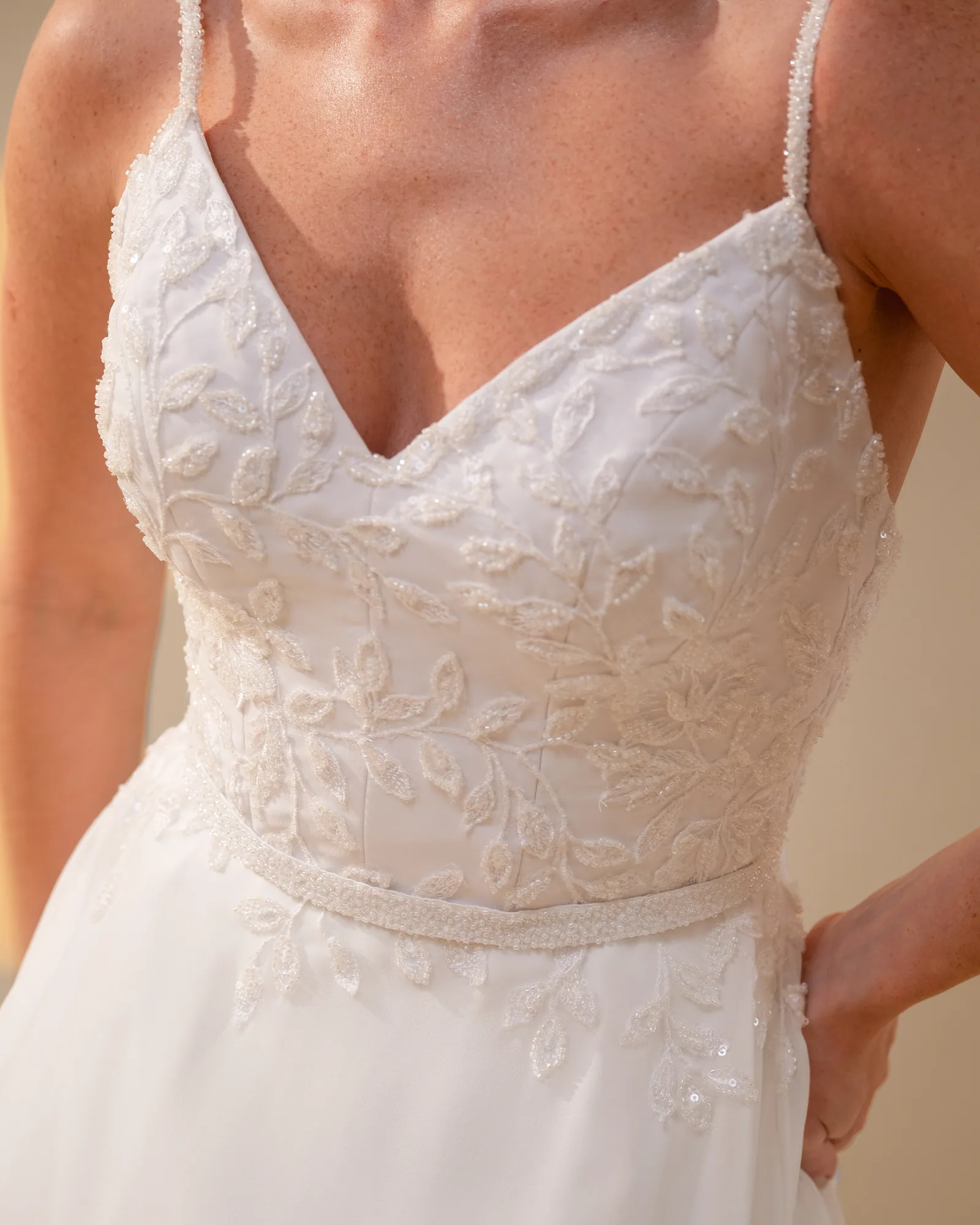 Detalhe da renda bordada do corpo do vestido Bianca