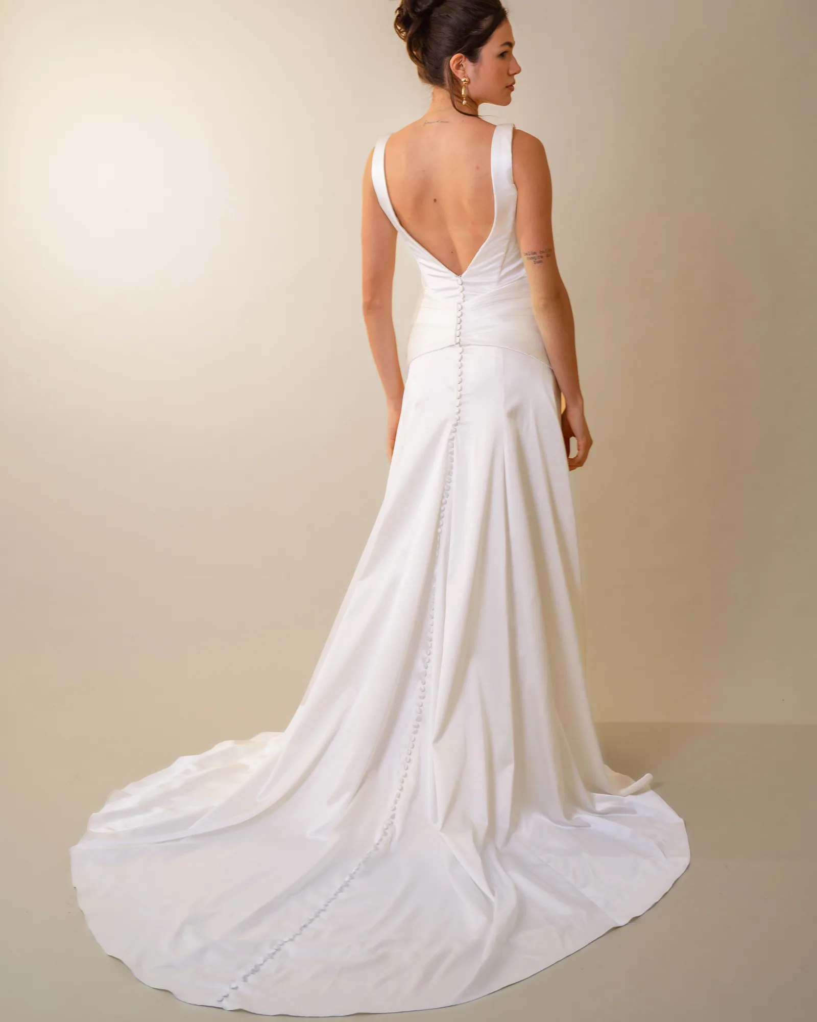 Costas do vestido Calasans, com decote V bem profundo