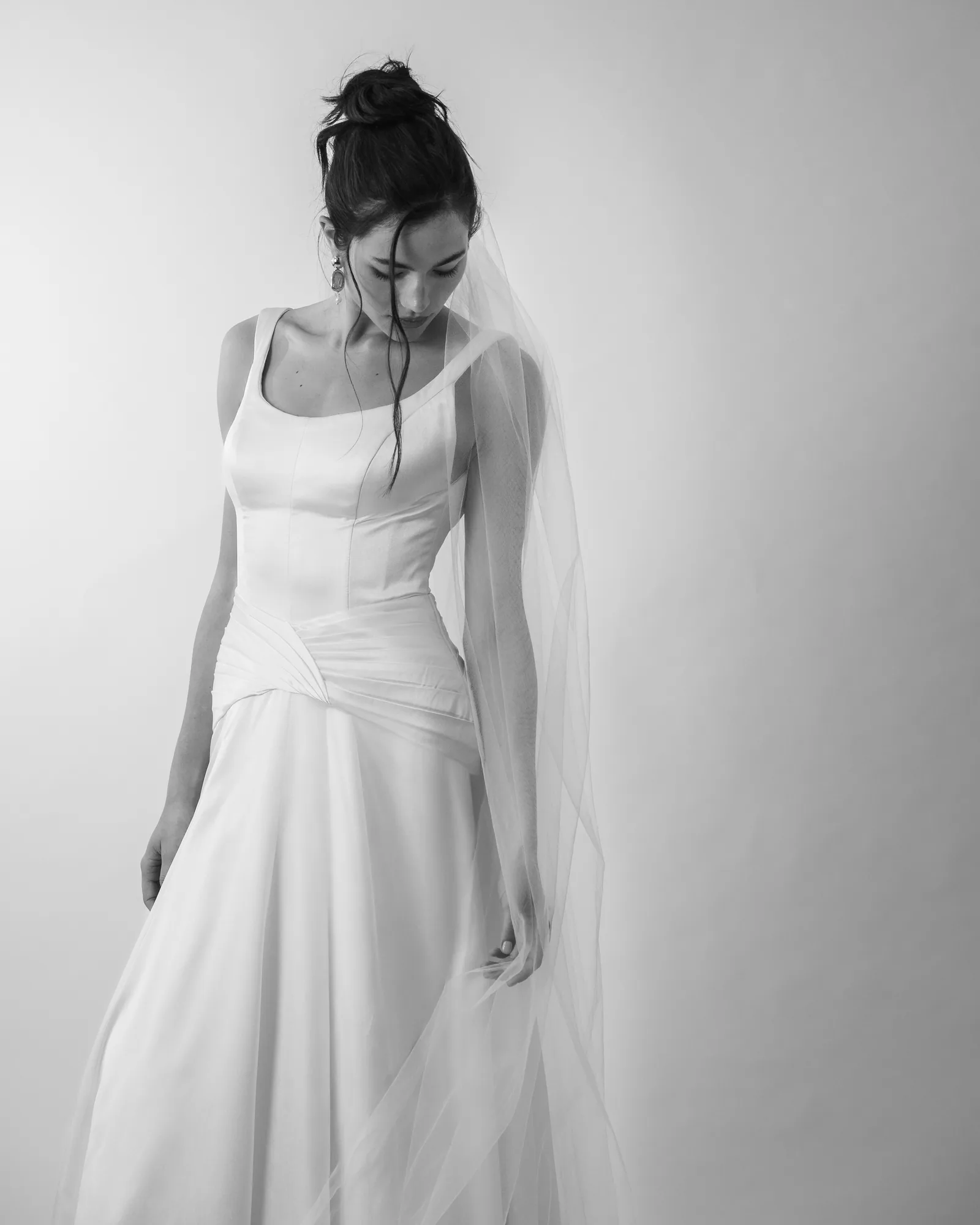 Vestido Calasans de frente em preto e branco, corpo inteiro