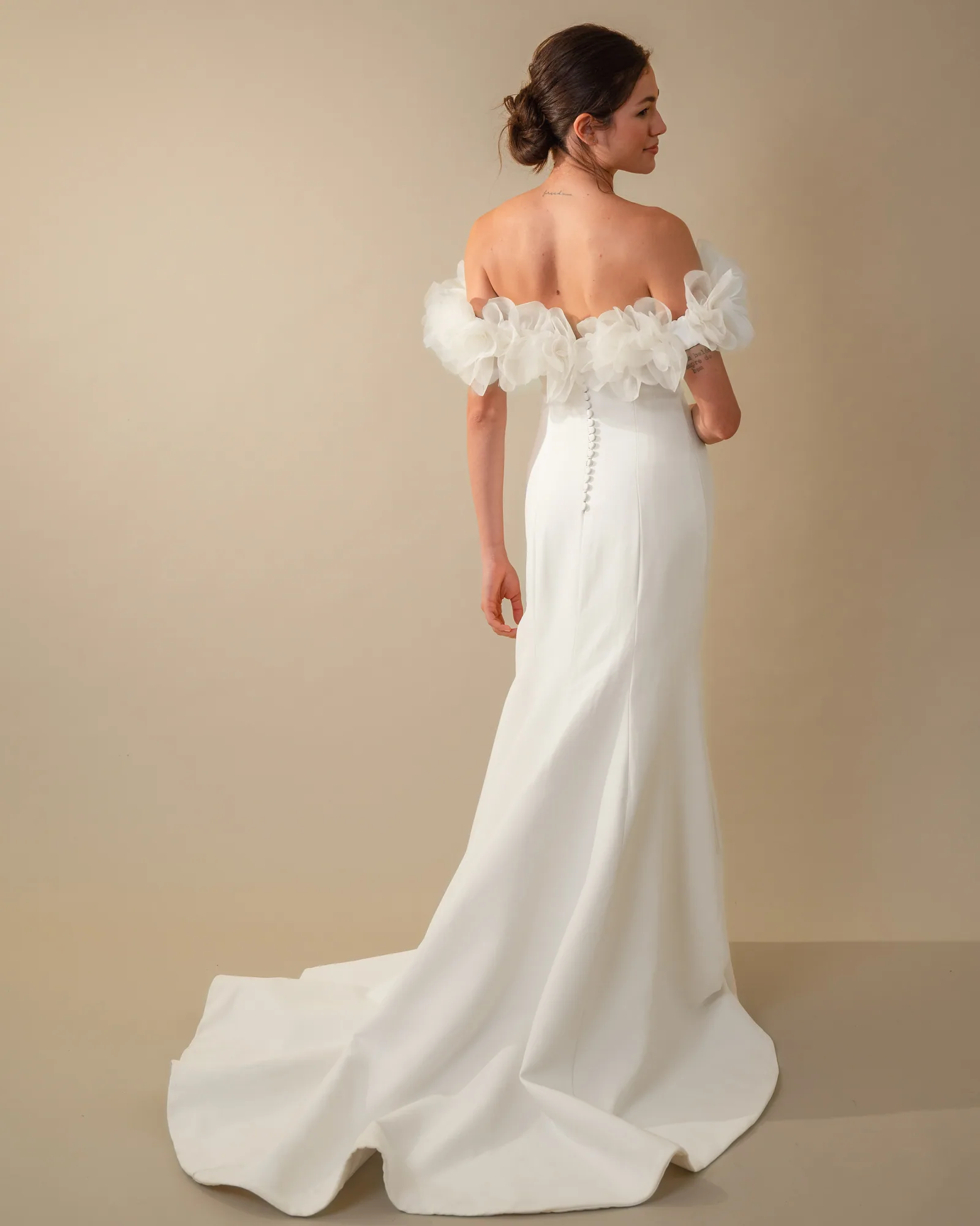 Costas do vestido Estefânia, com botões forrados e cauda média