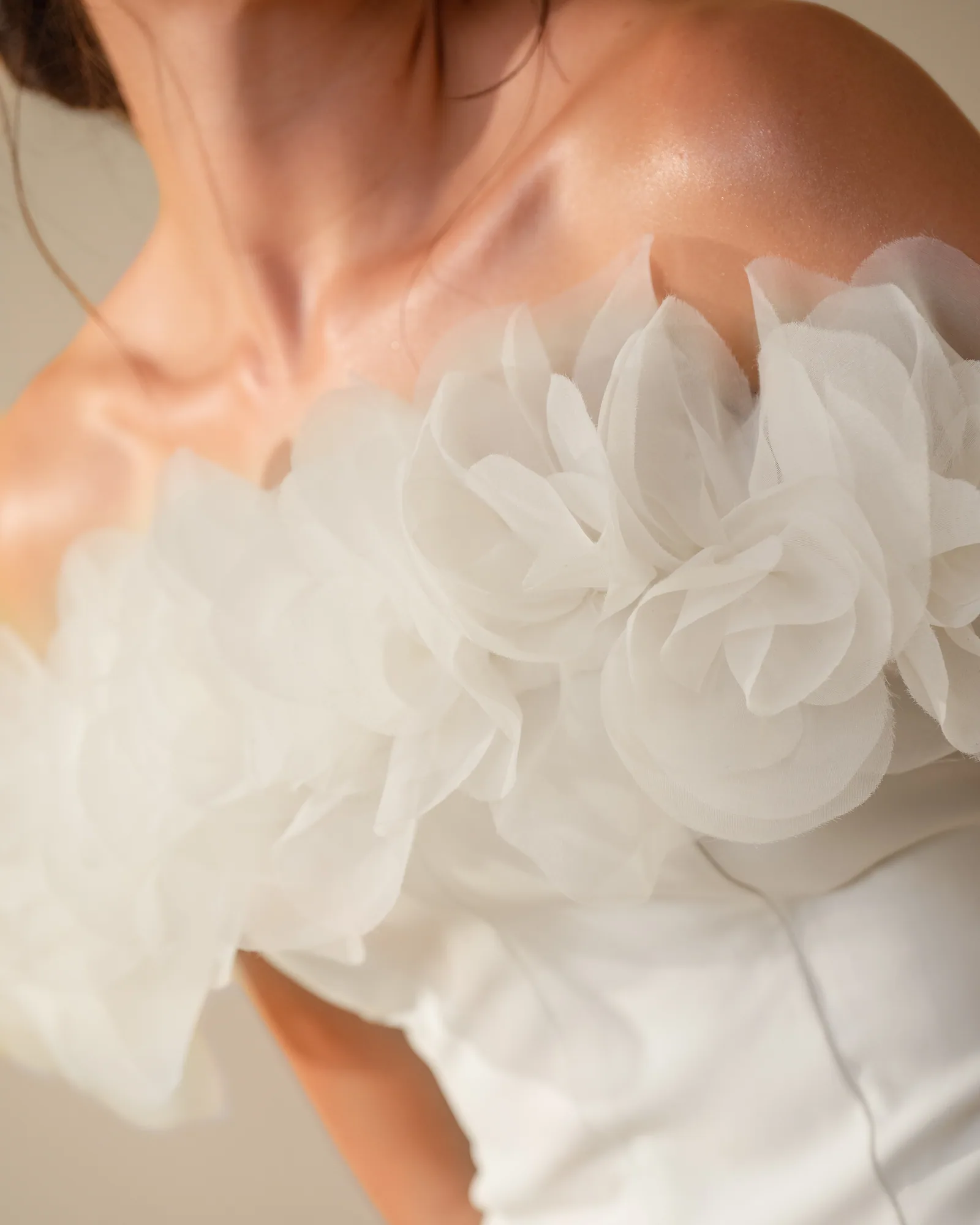 Detalhe da pala de flores 3D em organza do vestido Estefânia