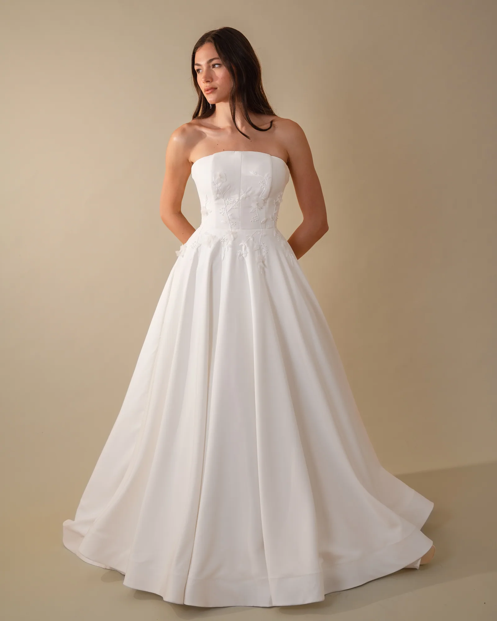 Vestido de noiva Giulia, com bordado de folhas 3D, visto de frente