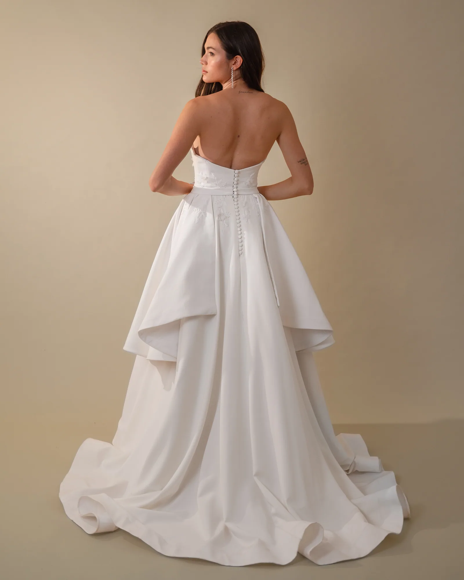 Costas do vestido Giulia, com botões forrados e cauda média