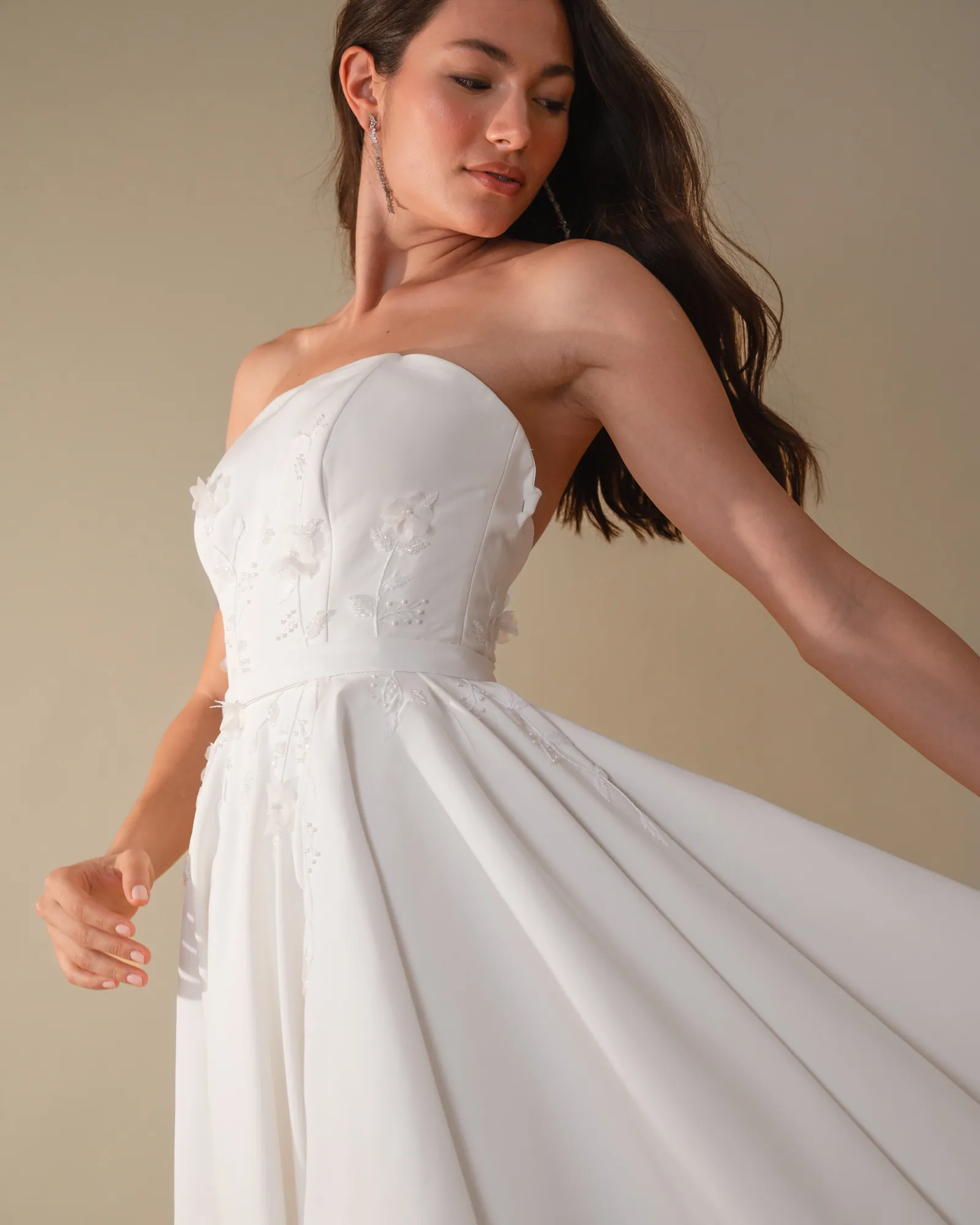 Vestido Giulia em três quartos, com a saia em movimento