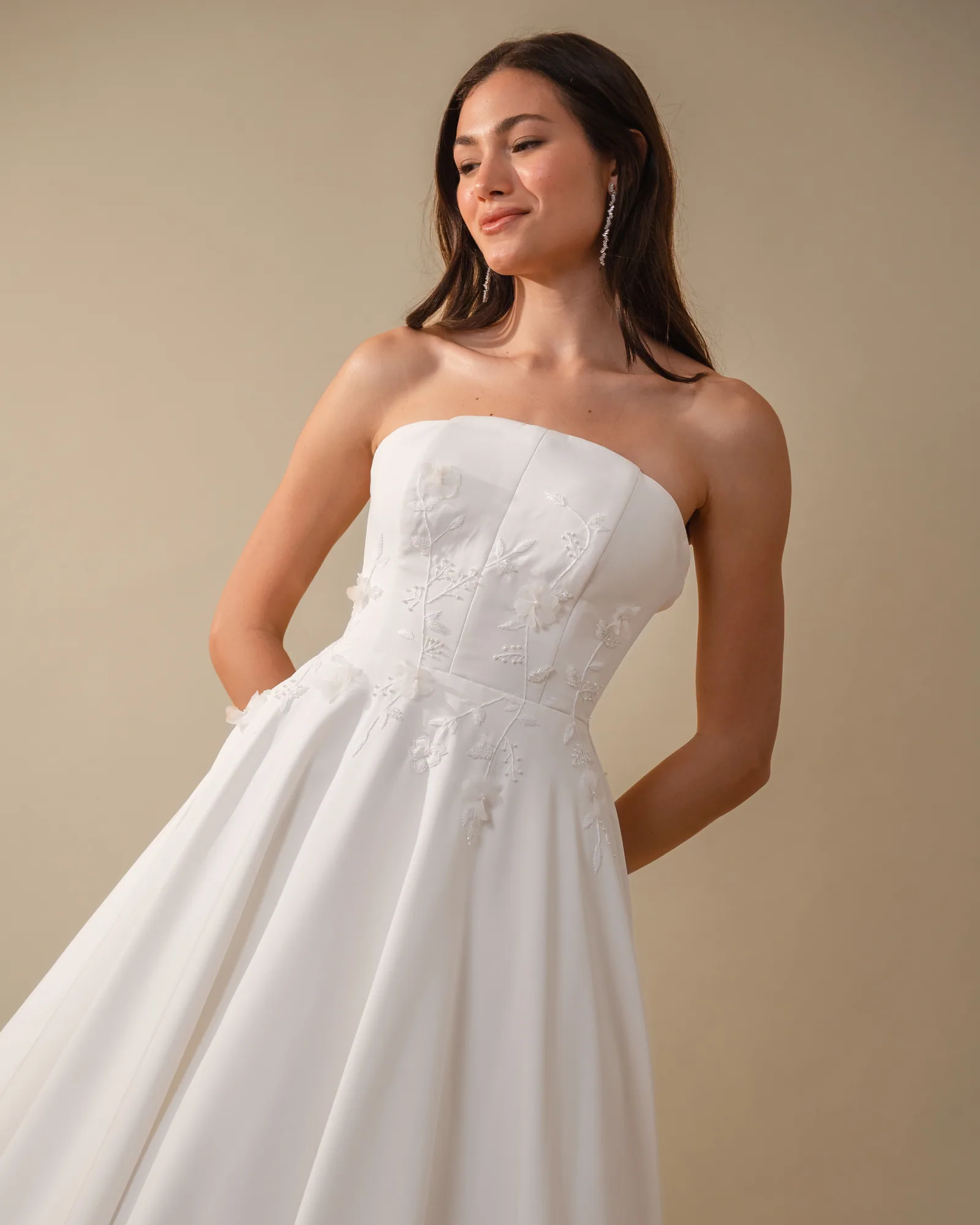 Corpo do vestido Giulia, com o bordado de folhas em relevo