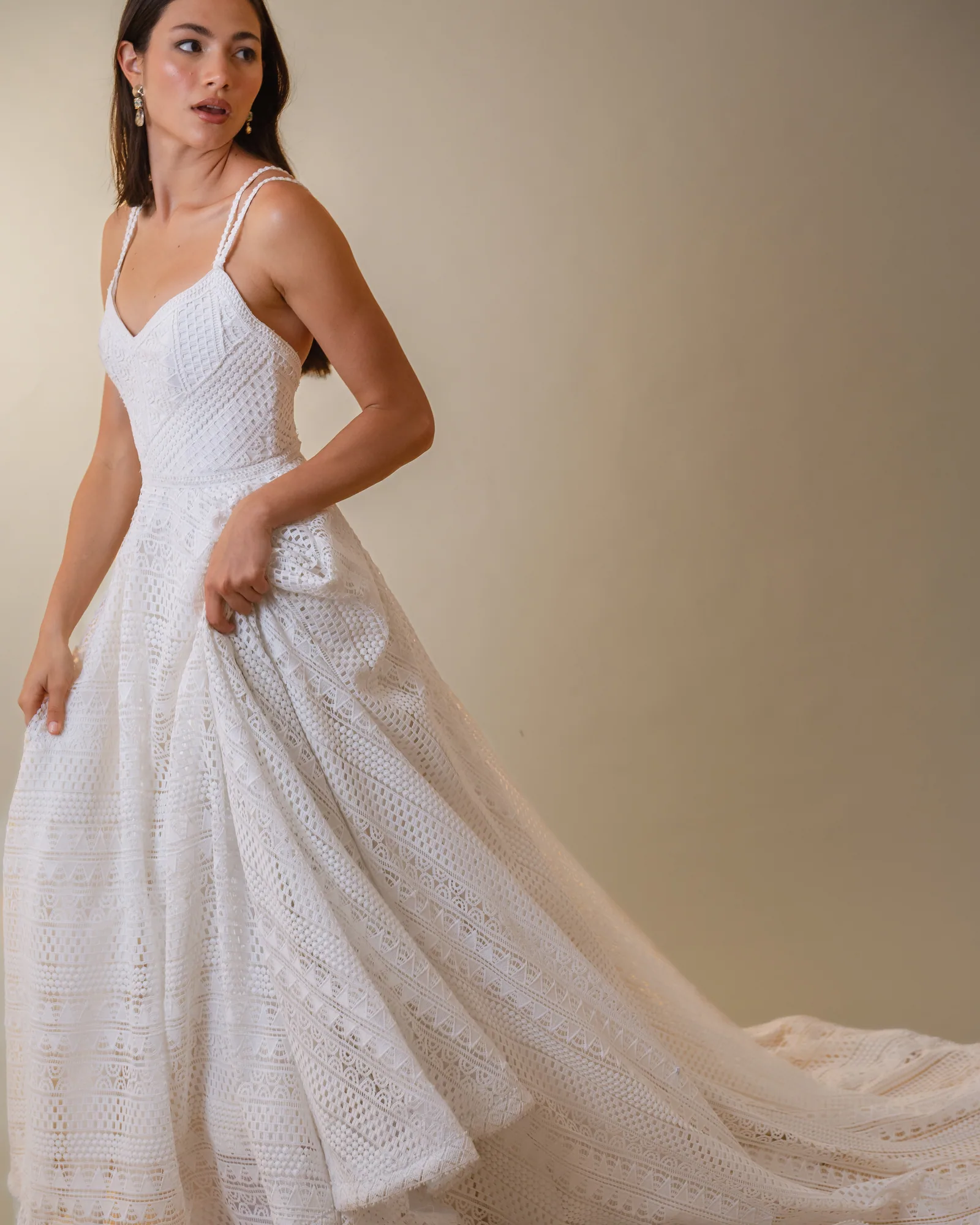 Vestido Juliana em movimento, com a saia godê aberta