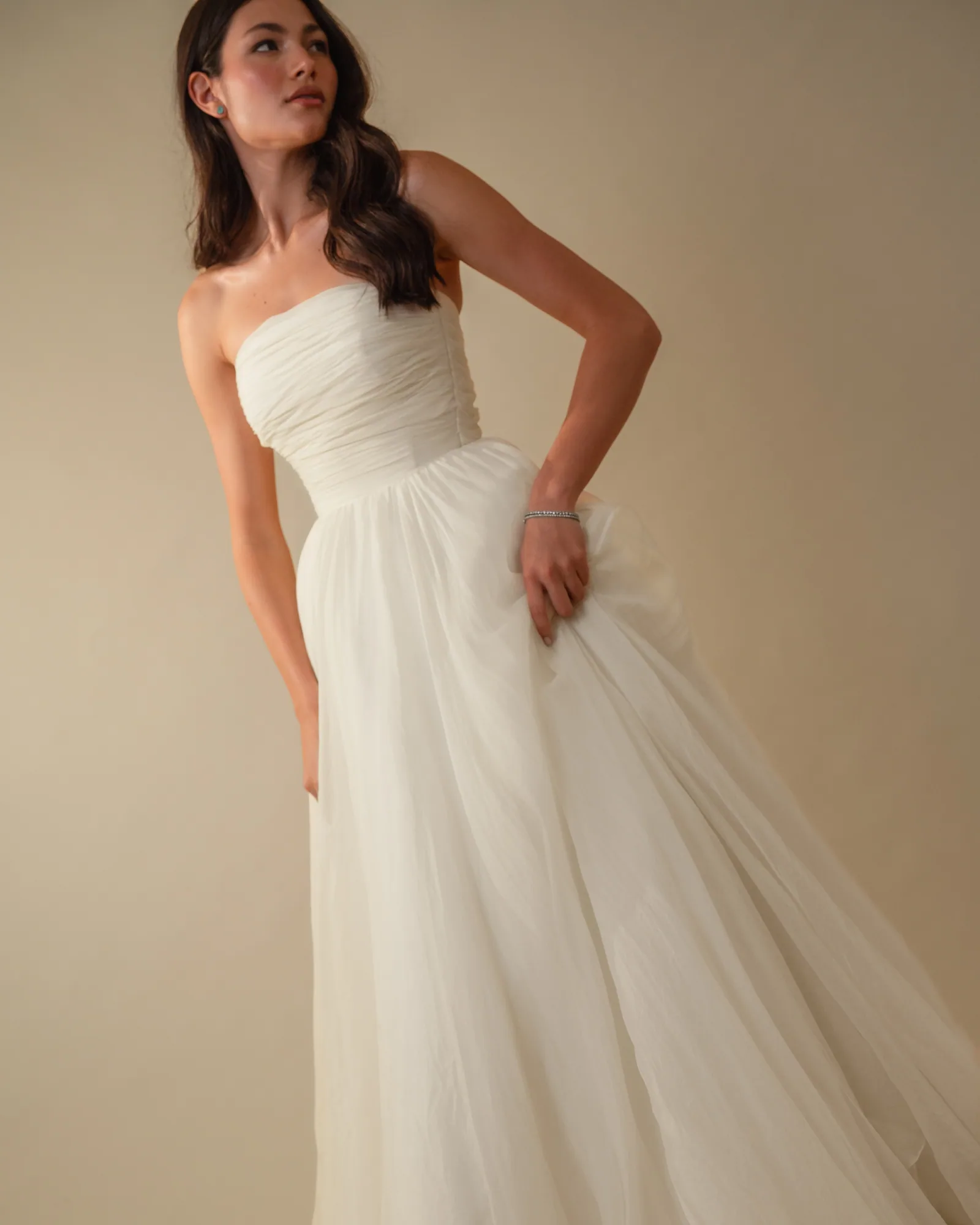 Vestido Laisa em movimento, com a saia de organza aberta