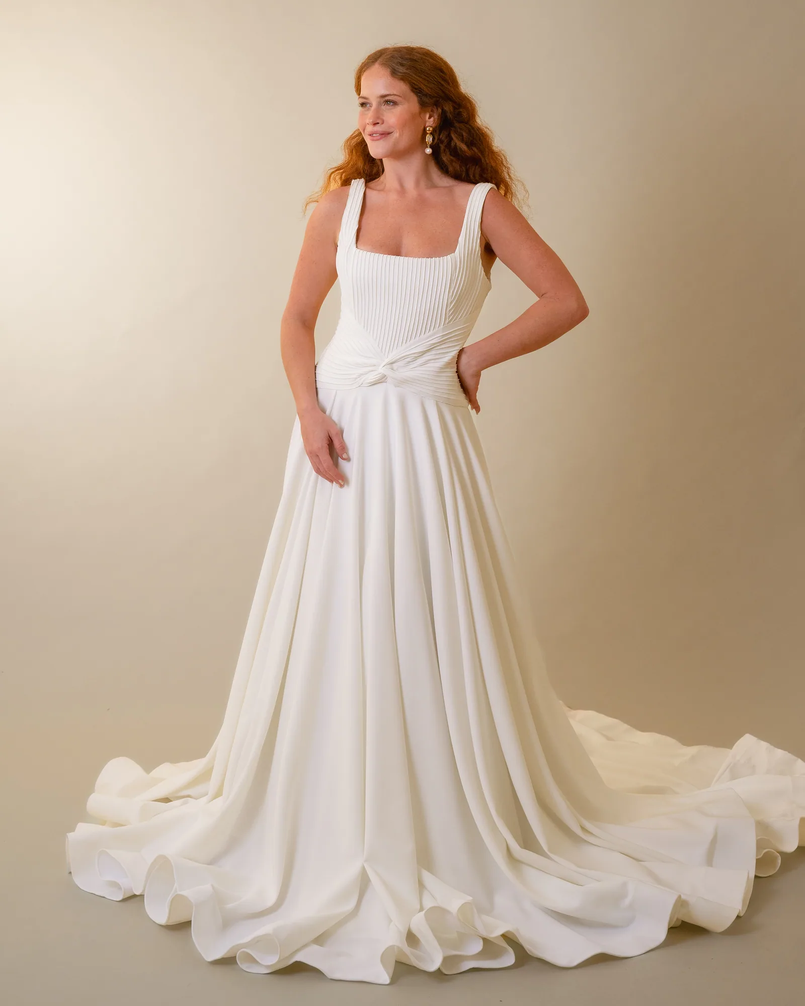 Vestido de noiva Lara, em crepe de alfaiataria, visto de frente