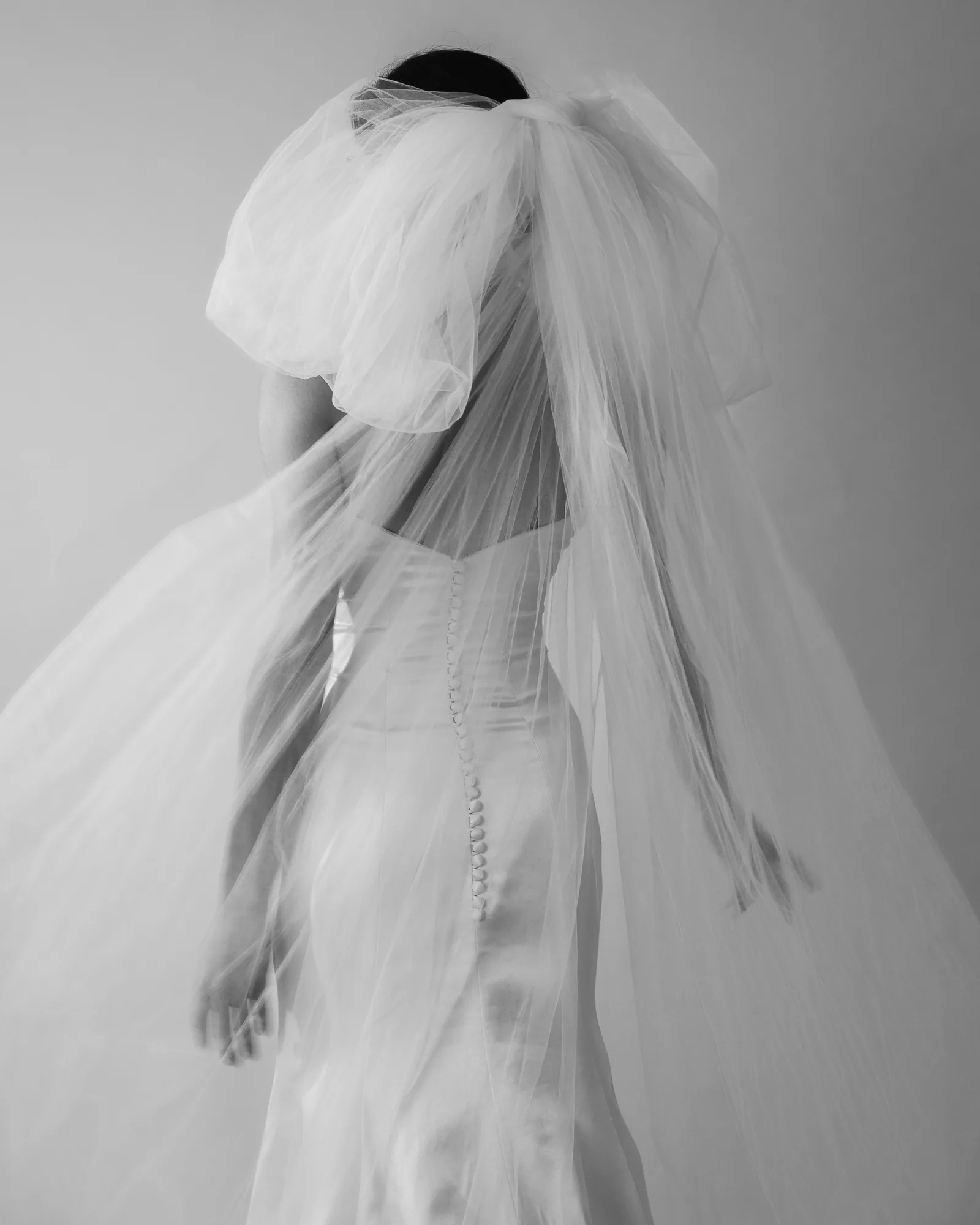 Vestido Letícia de costas, foto conceitual do ensaio