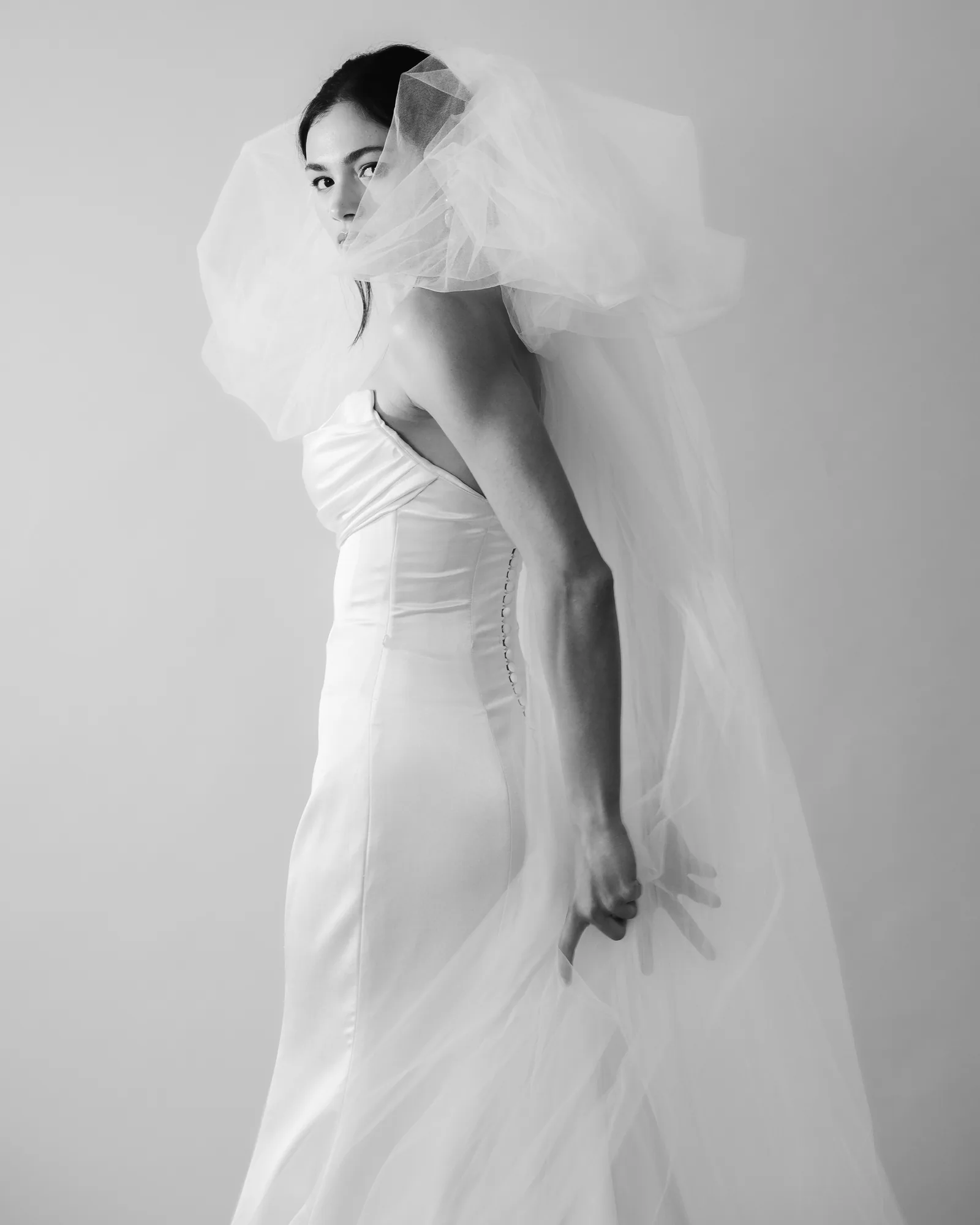 Vestido Letícia em preto e branco, com o véu em movimento