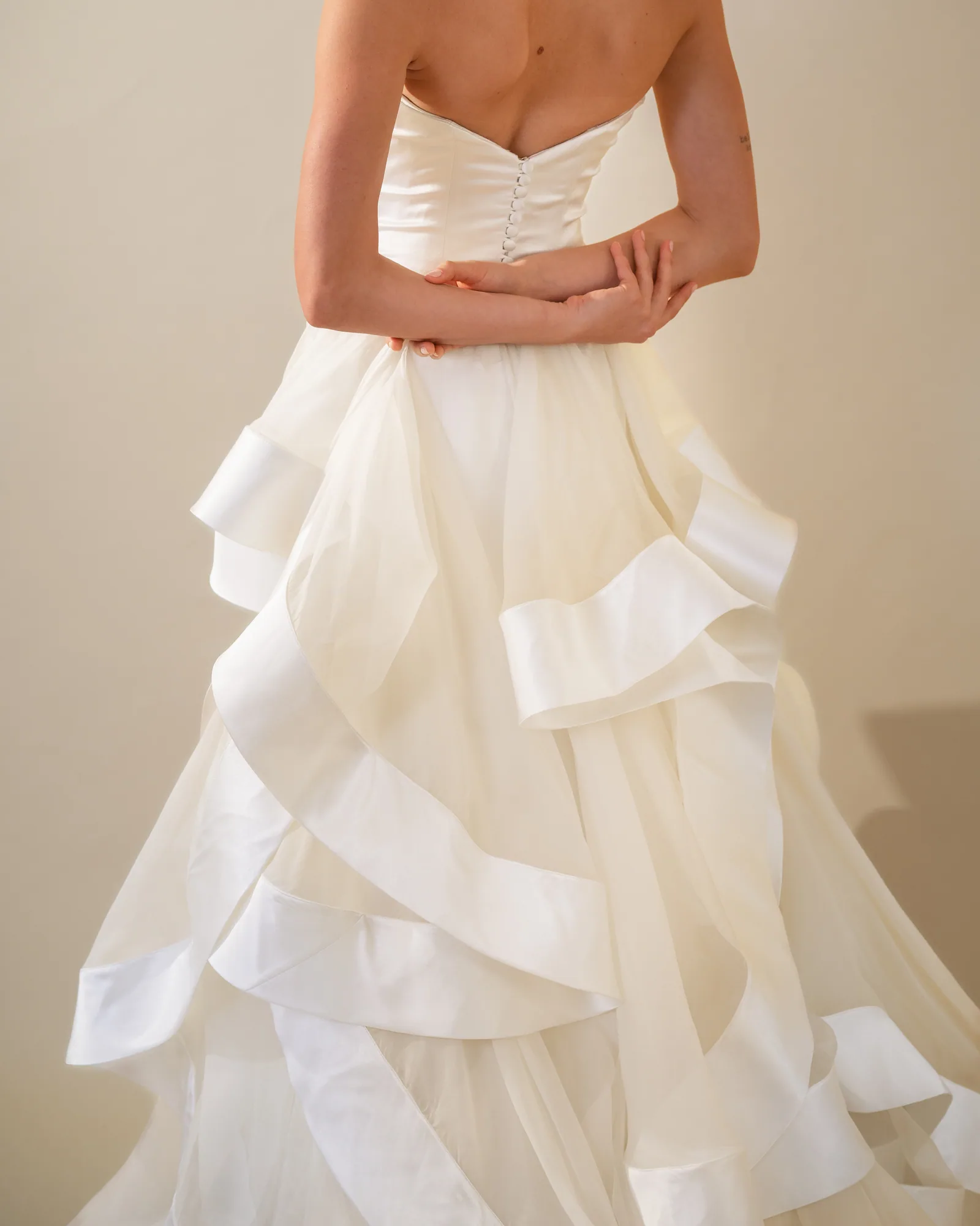 Corpo do vestido Letícia visto de perto, com a saia de organza
