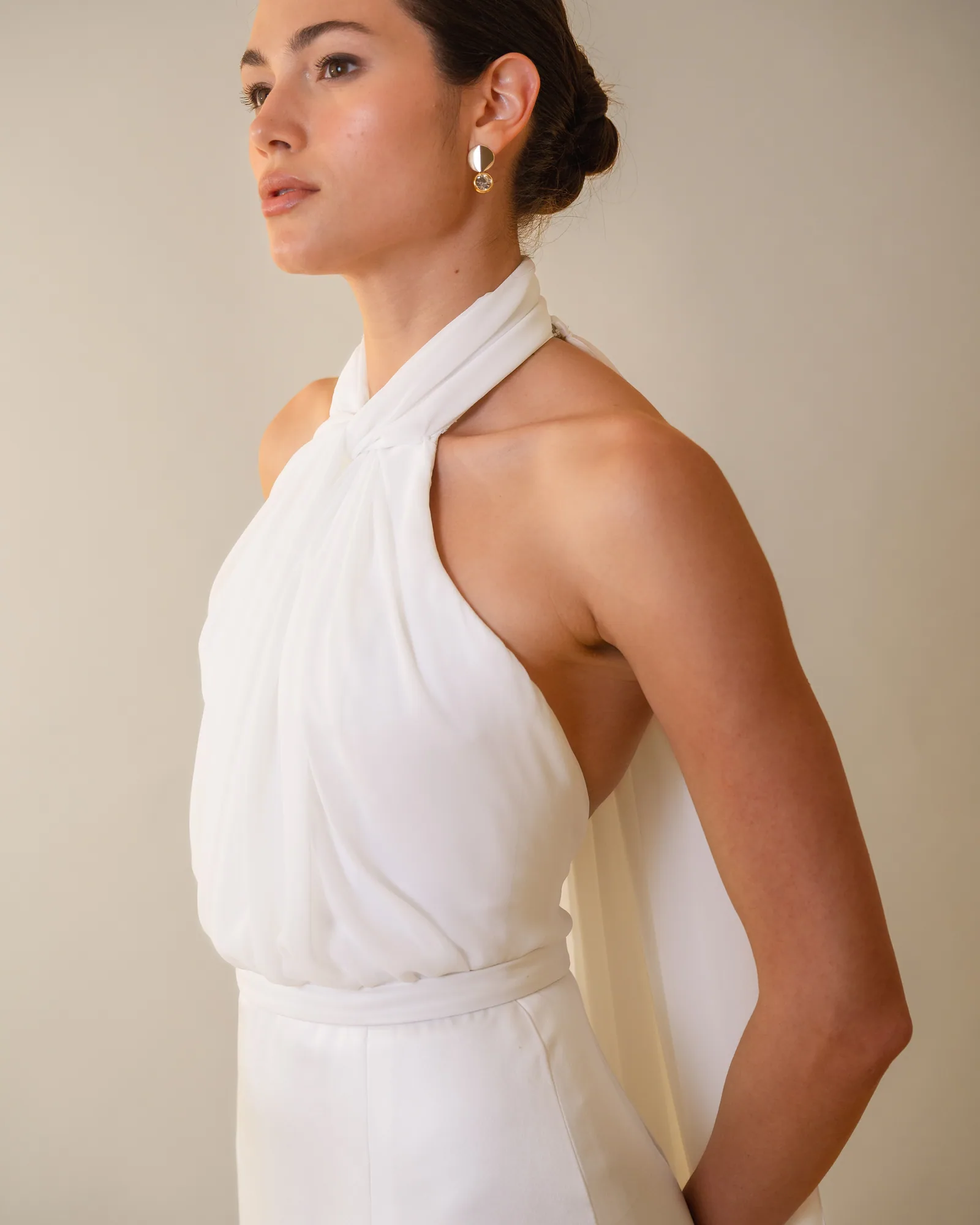 Detalhe do decote halter e do plissado do vestido Lili