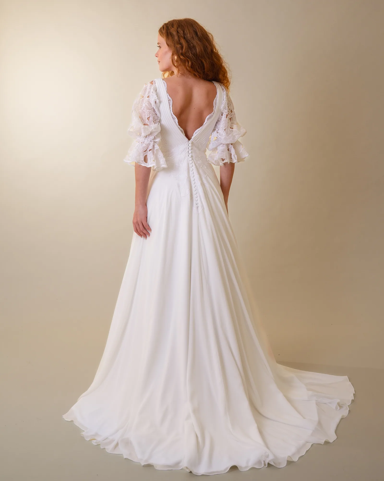 Costas do vestido Luciana, com decote V profundo