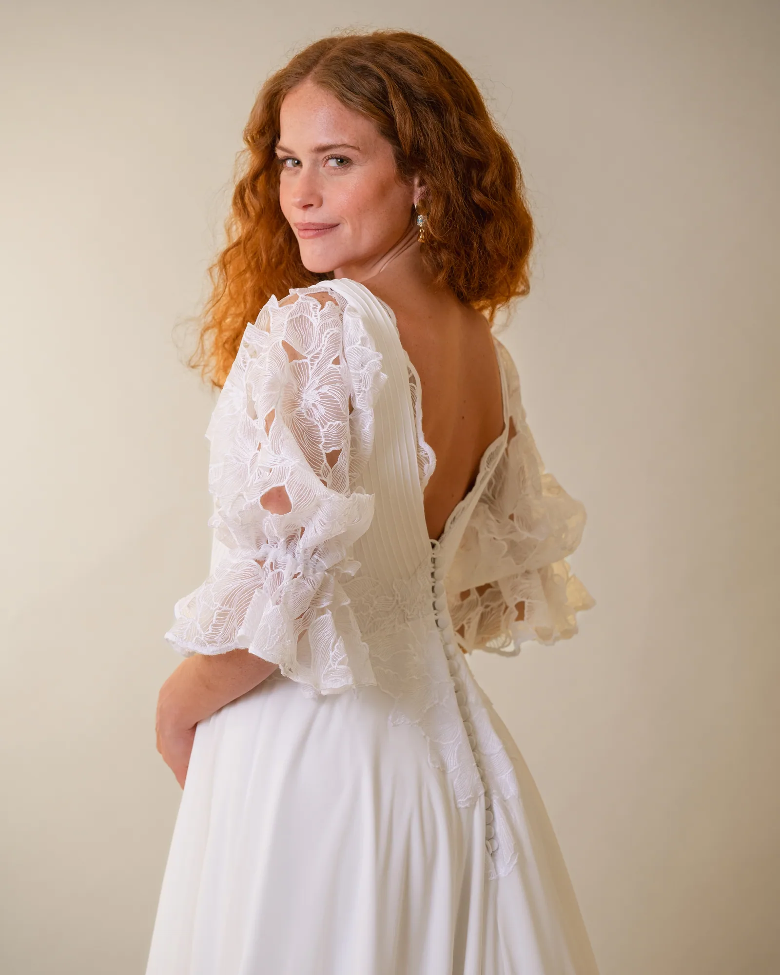 Vestido Luciana de costas, com as mangas de organza