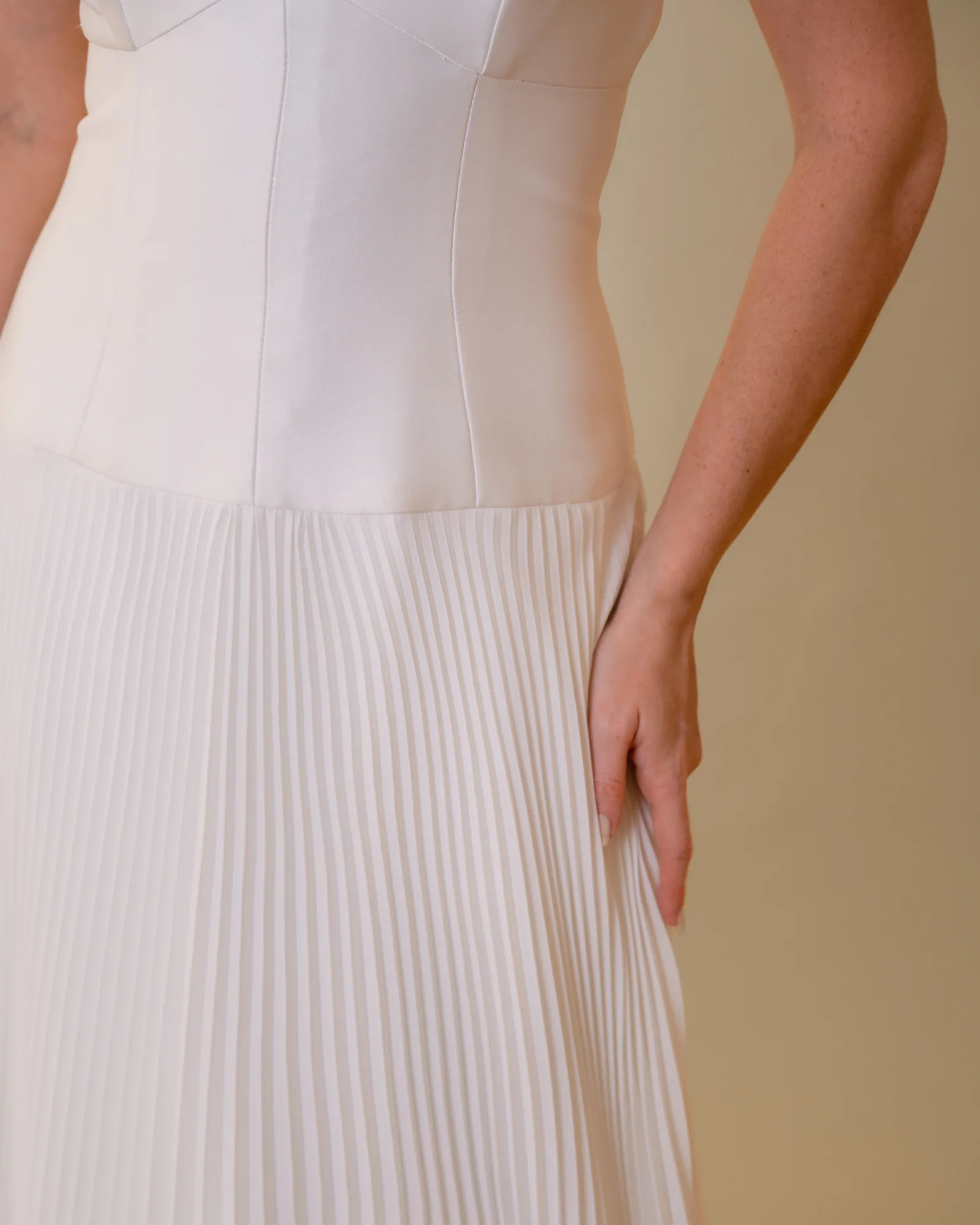 Detalhe do plissado do corpete alongado do vestido Luiza