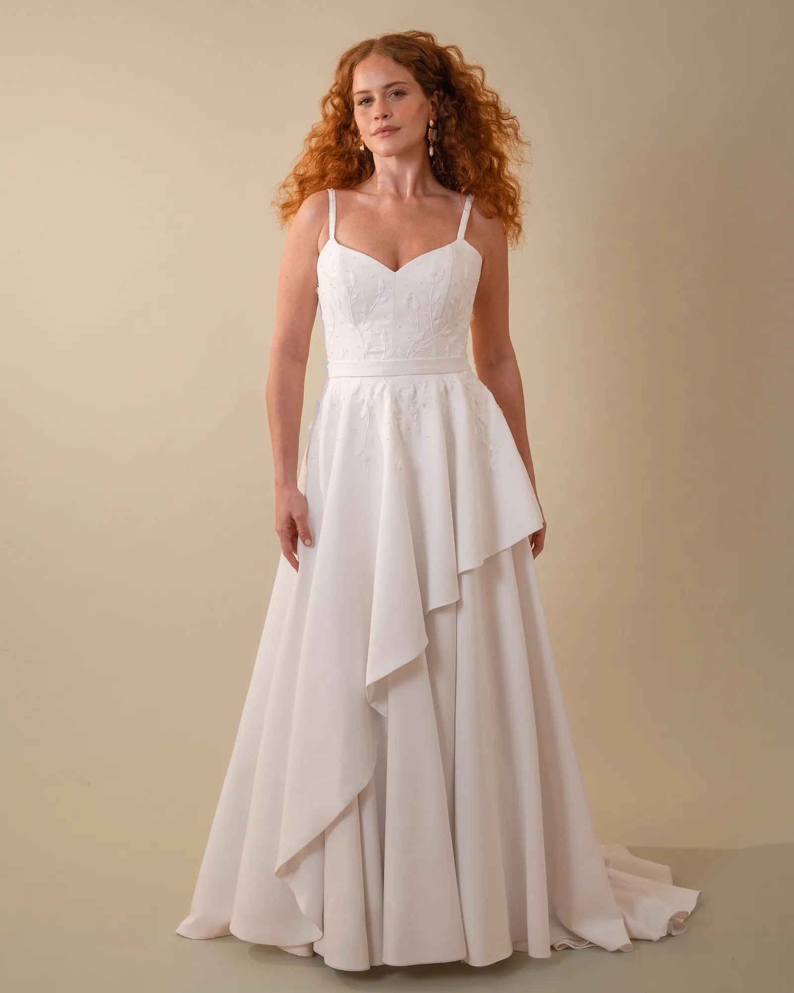 Vestido de noiva Paola, em crepe musson, visto de frente