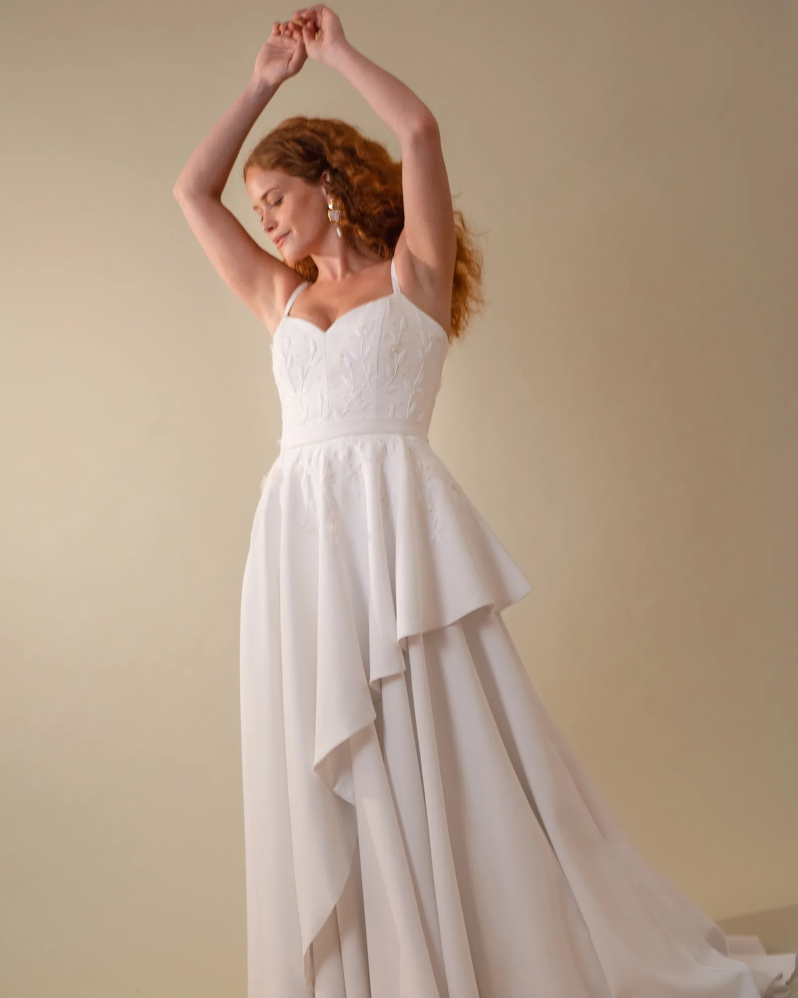 Vestido Paola em movimento, com a saia assimétrica