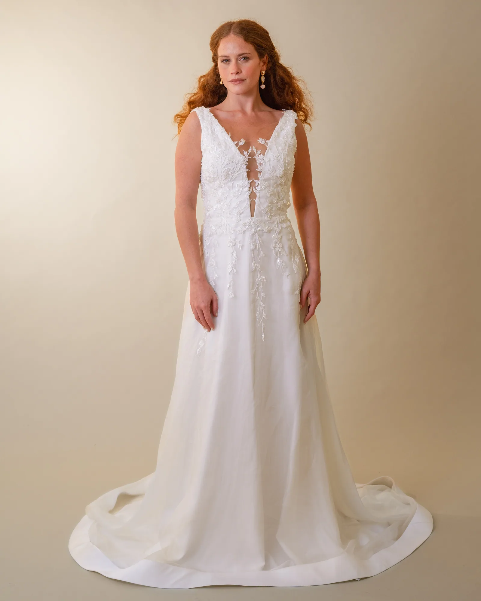 Vestido de noiva Patrícia, em crepe valentino e organza, visto de frente
