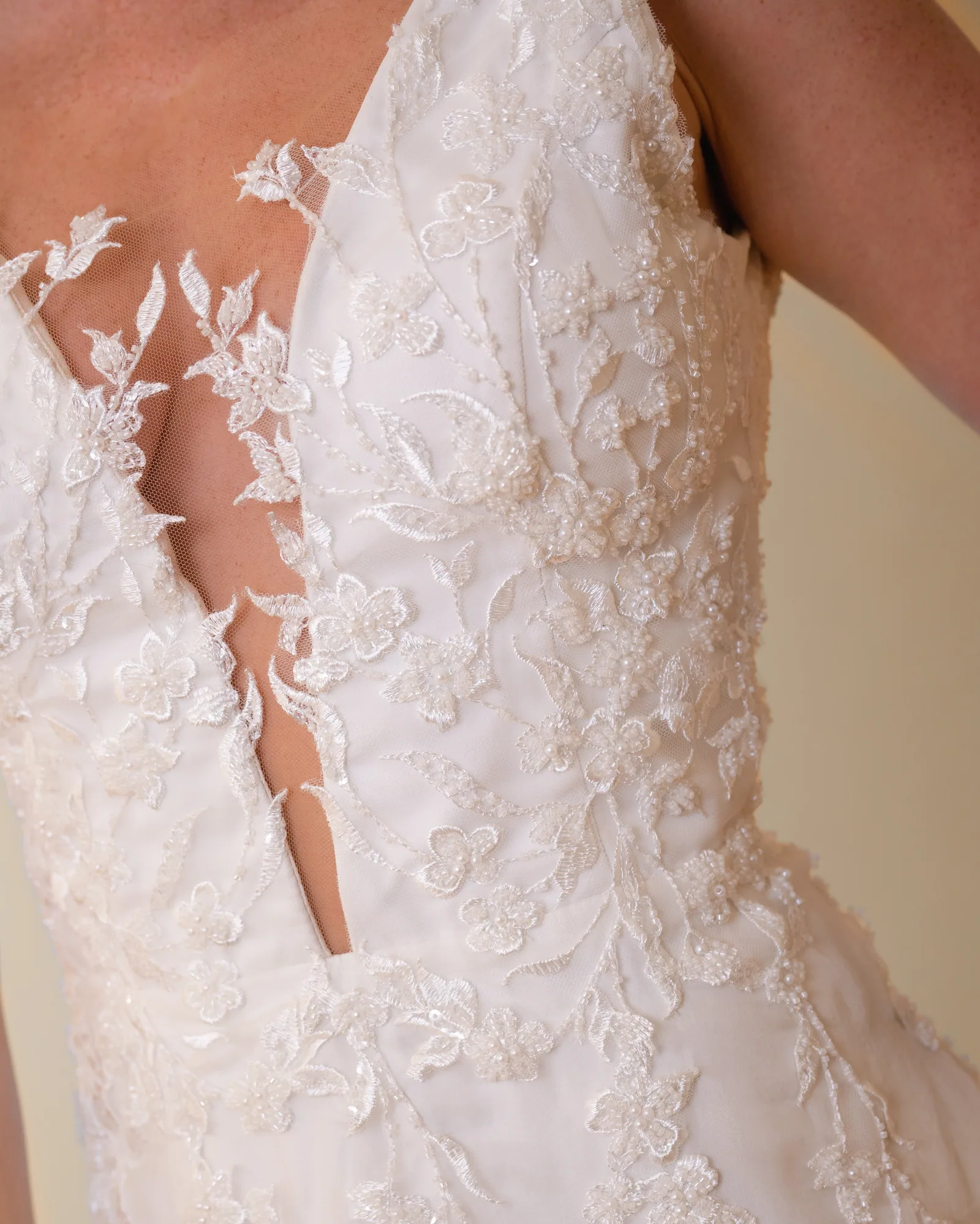 Detalhe da renda bordada descendo pela saia do vestido Patrícia