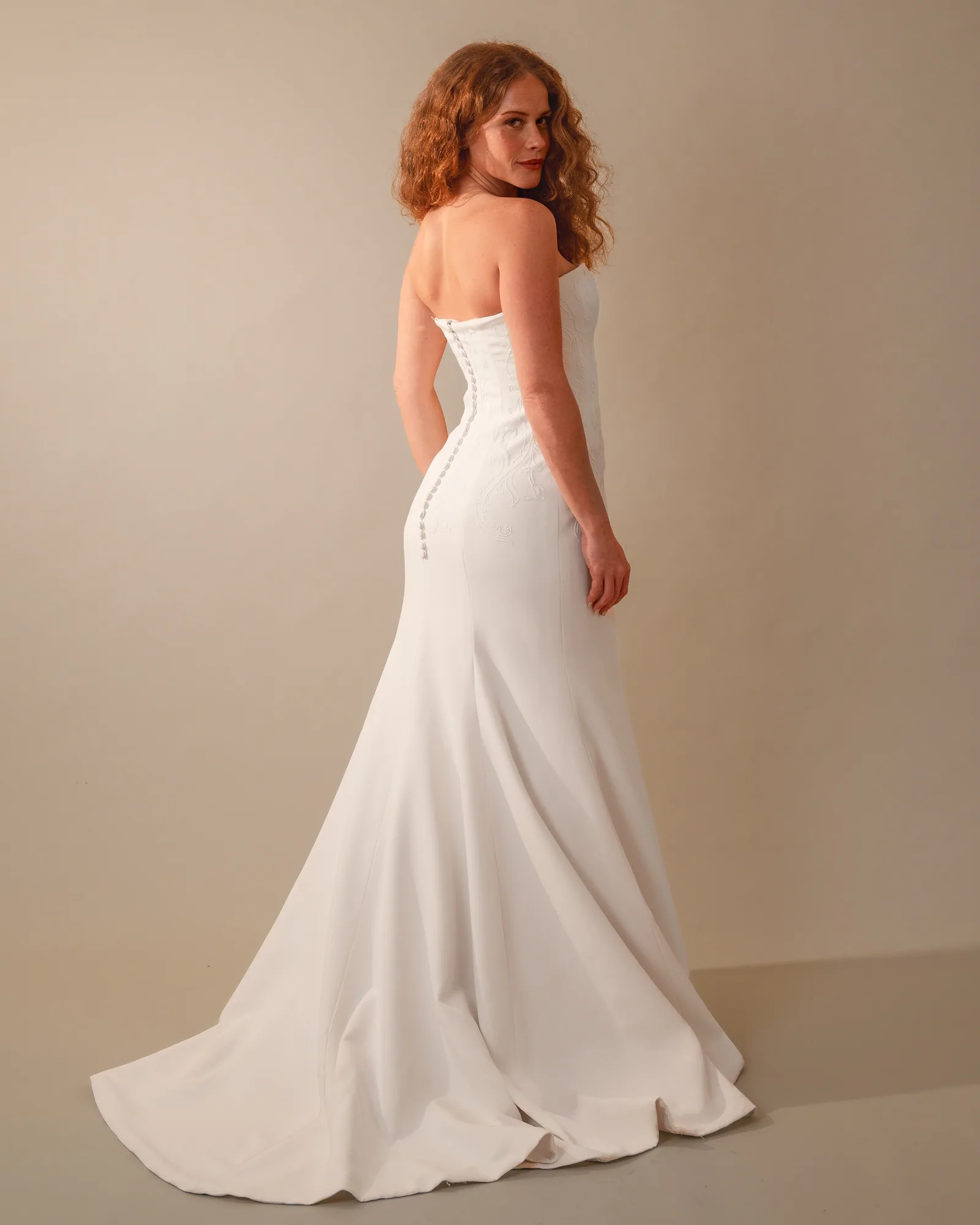 Costas do vestido Paula, com decote reto e cauda média