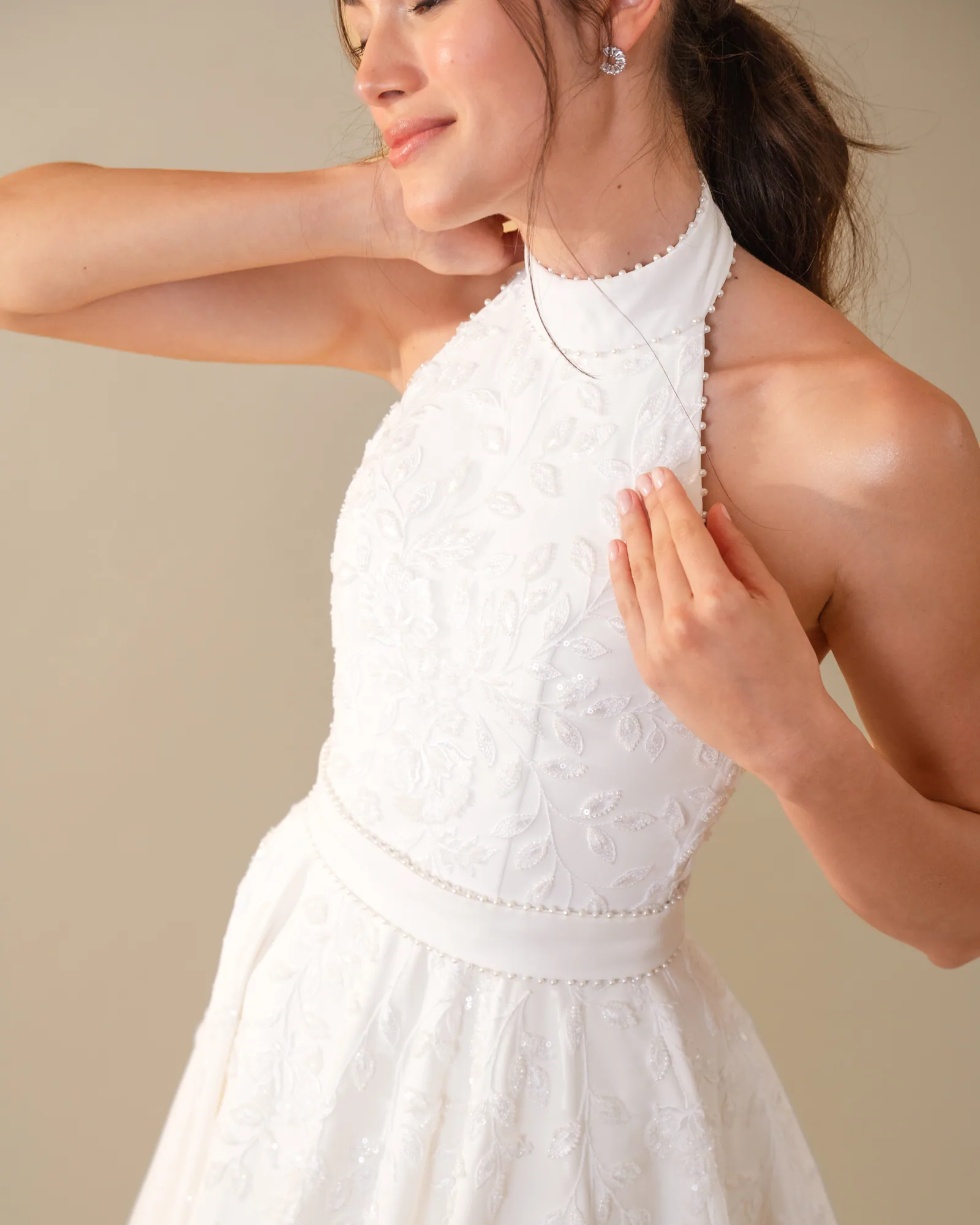 Decote halter do vestido Phercyles, com acabamento de pérolas