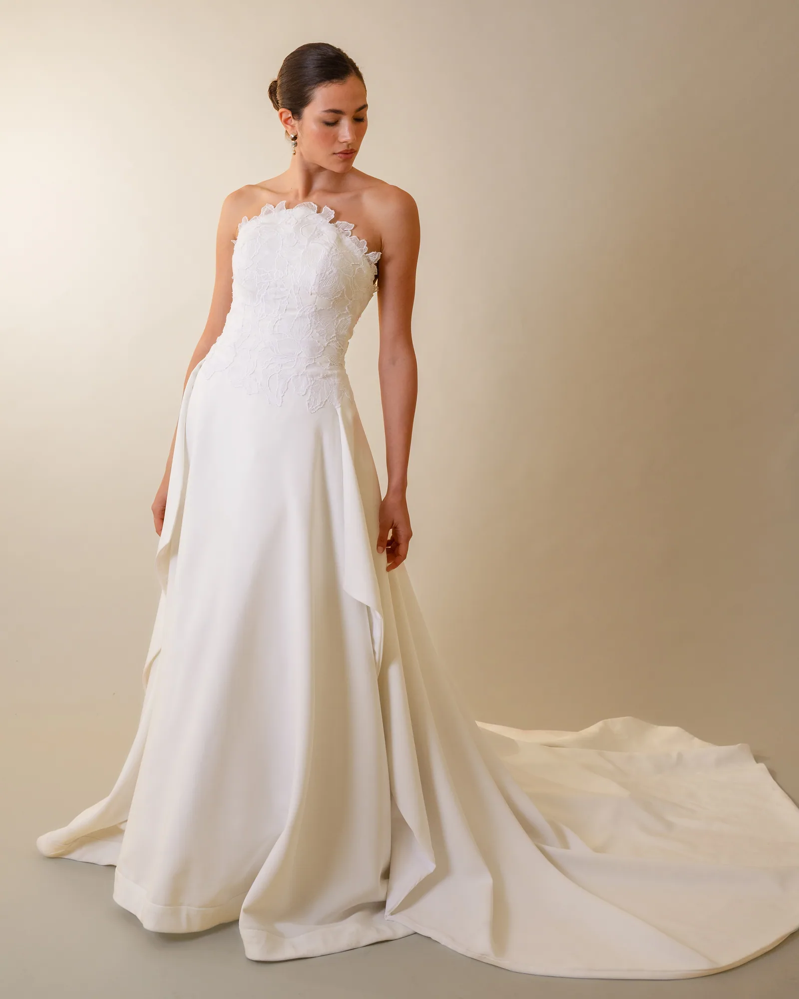 Vestido de noiva Priscila, em crepe de alfaiataria, visto de frente