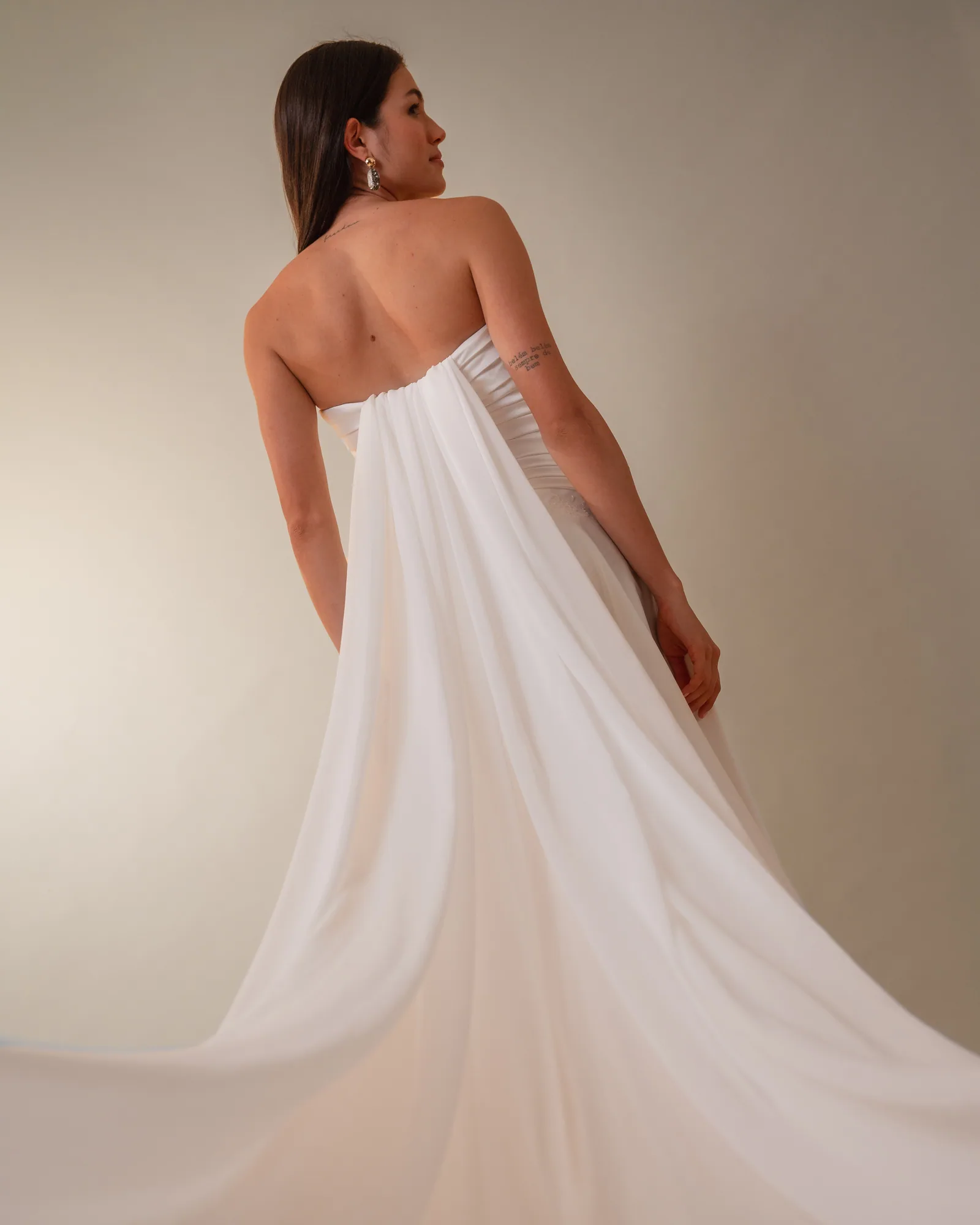 Vestido Rafaela de costas, com a capa removível