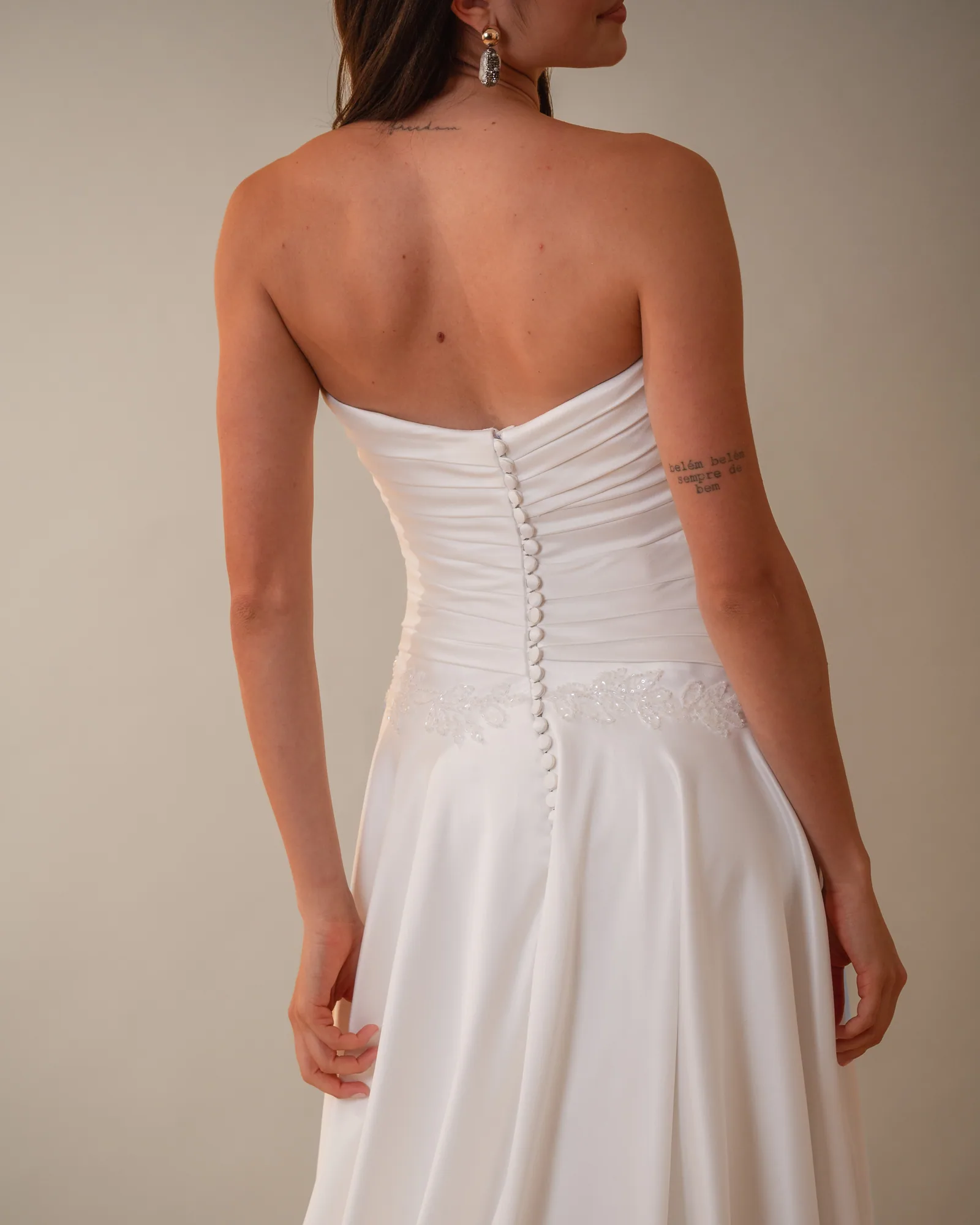 Detalhe das costas do vestido Rafaela