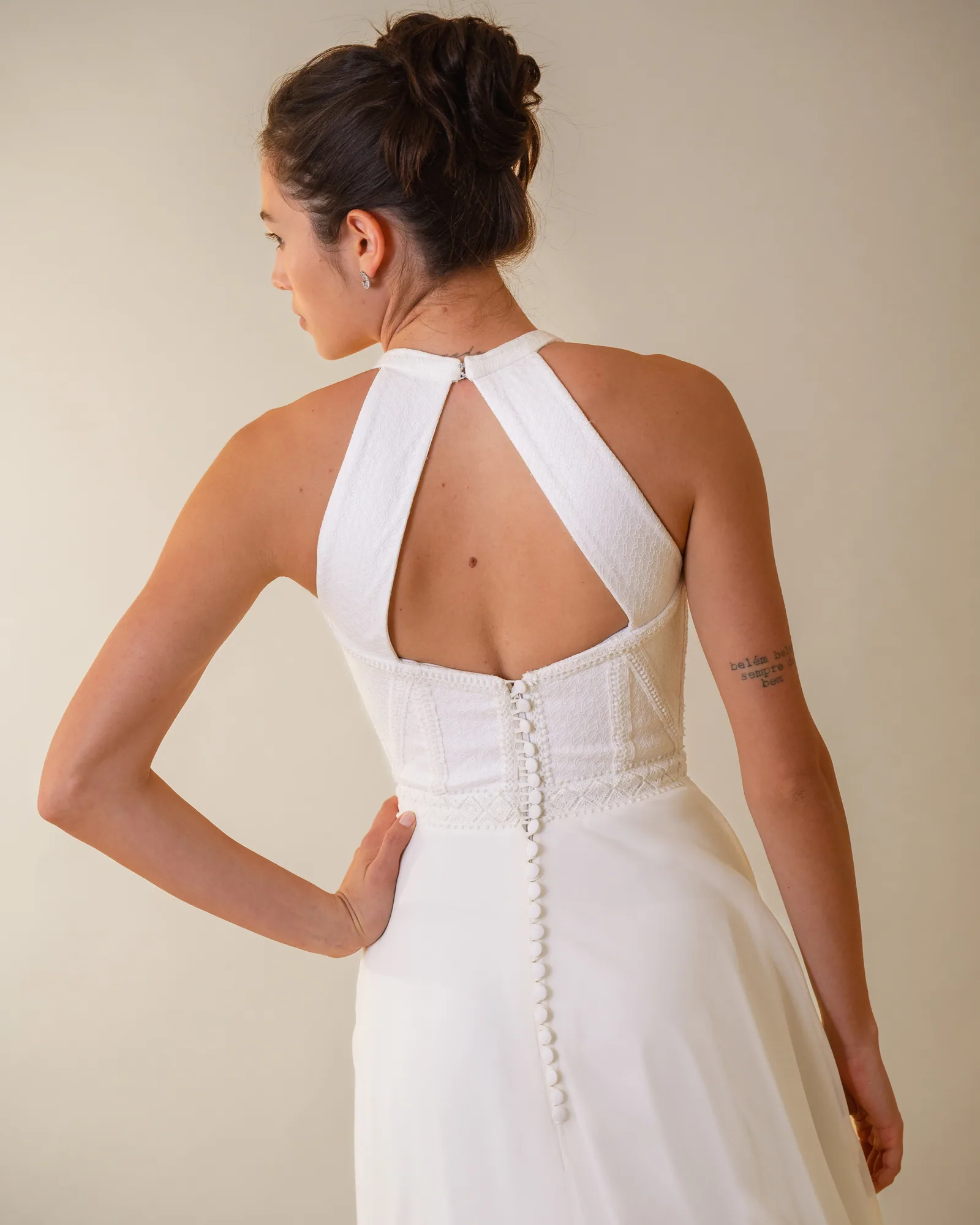 Detalhe das costas do vestido Relva