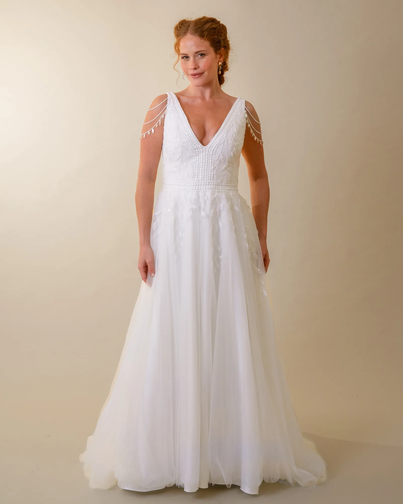 Vestido de noiva Renata, em tule e renda boho, visto de frente