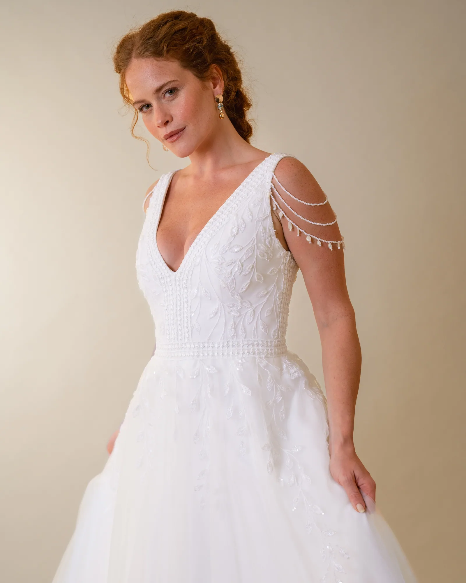 Corpo do vestido Renata, com o decote em V e as pérolas