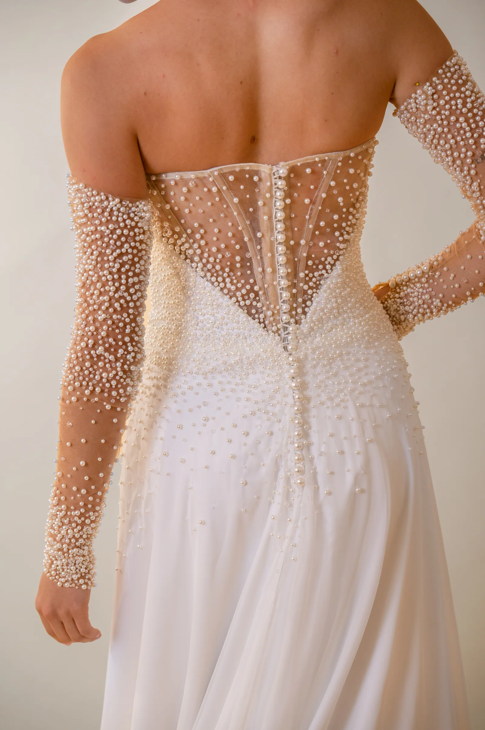 Costas do vestido Thury, com o corpete todo bordado