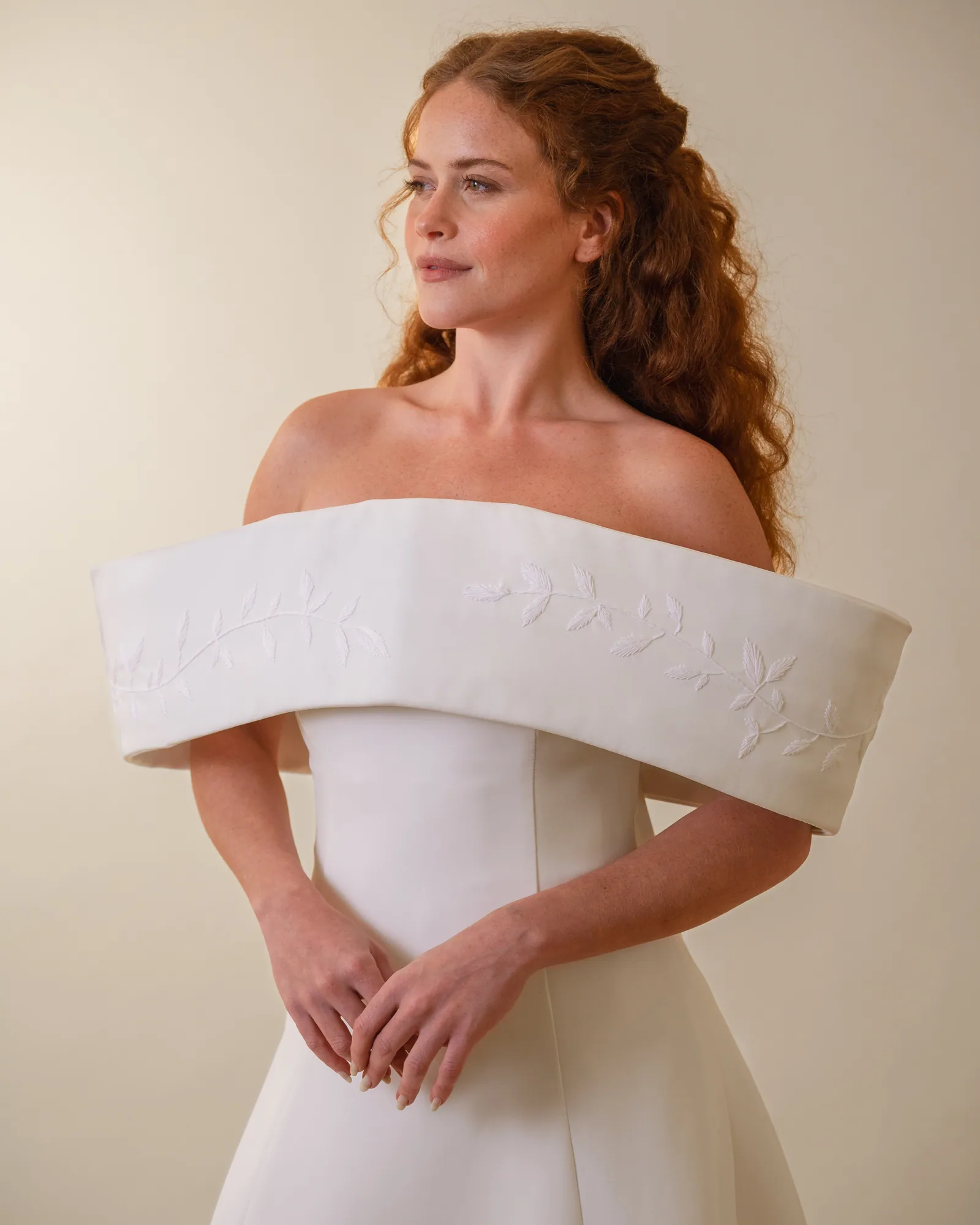 Vestido Verônica de frente, com a pala estruturada