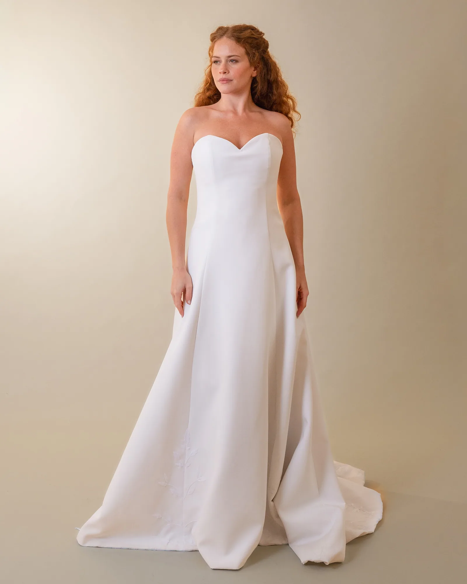 Vestido Verônica sem a pala, com o decote coração à mostra