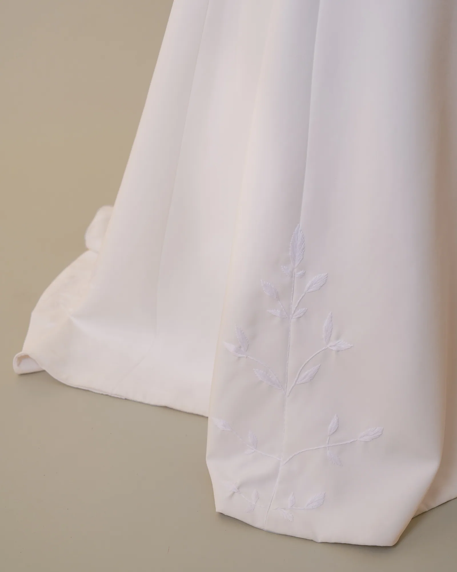 Detalhe do bordado da barra do vestido Verônica